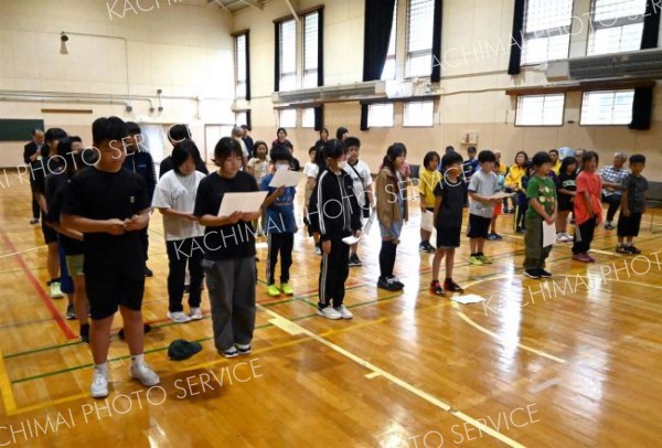 児童らが道路横断時や自転車利用時の決意などを示した交通安全宣言