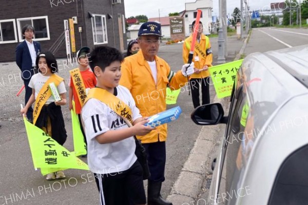 児童たちがドライバーらに安全運転を呼び掛けた街頭啓発