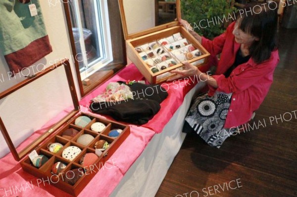 「夏を楽しもう」をテーマにした手作りブローチ約１３０点が展示されている作品展