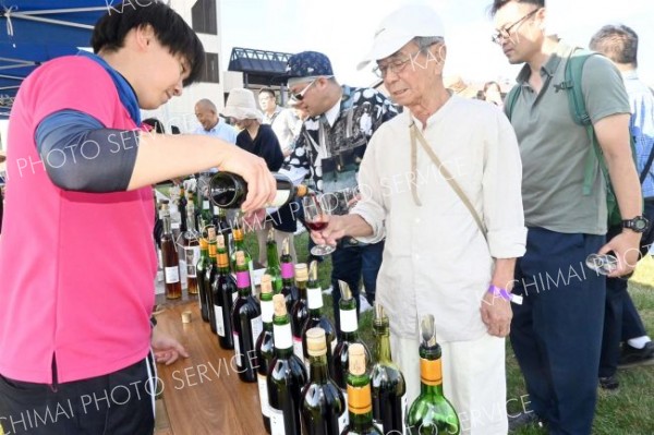 青空の下で十勝ワイン飲み比べ　池田で町民パーティー