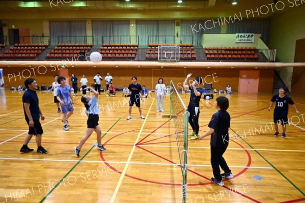 混成、男女の部で熱戦　本別で勝毎杯ミニバレー