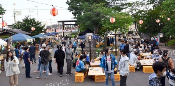ビアガーデンの参加者でにぎわう士幌神社の境内