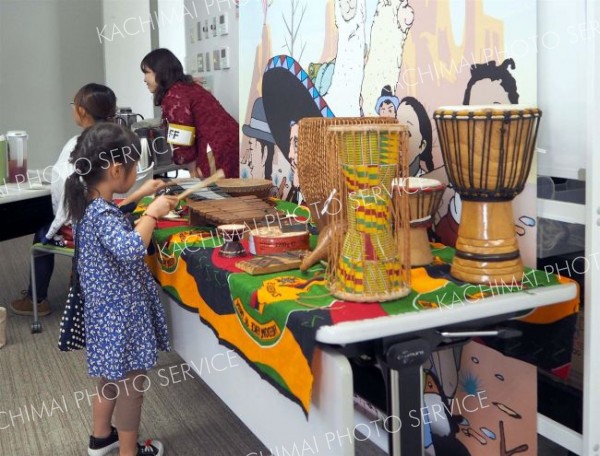 外国の楽器に触れる子ども