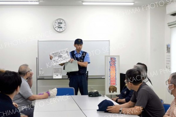 訓練の流れについて説明する帯広署員