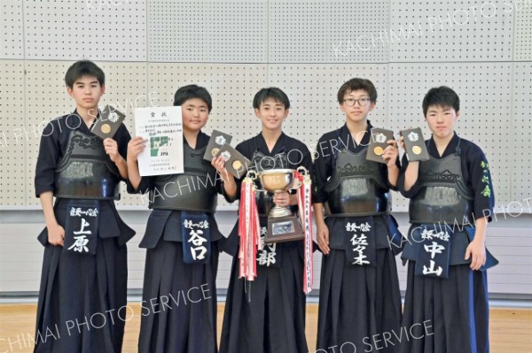 男子団体戦で優勝の音更一心会。
