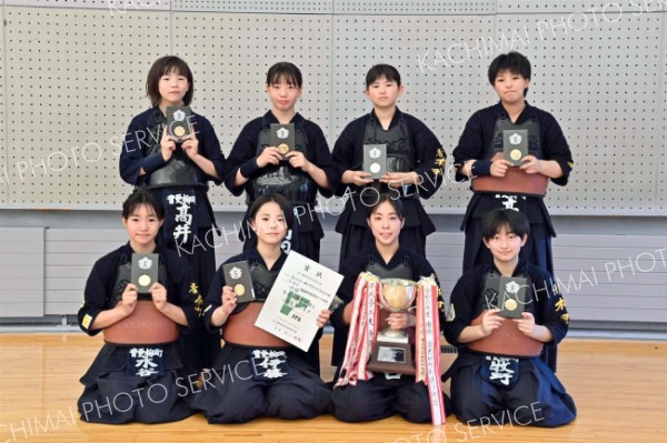 女子団体戦優勝の音更柳町少年団。