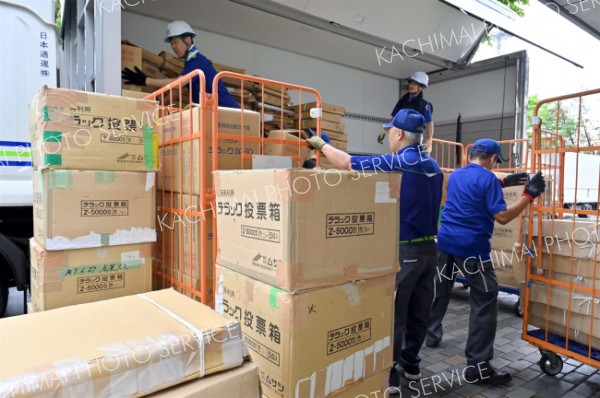 参院選の投票所設営に向け備品を搬出　帯広市選管