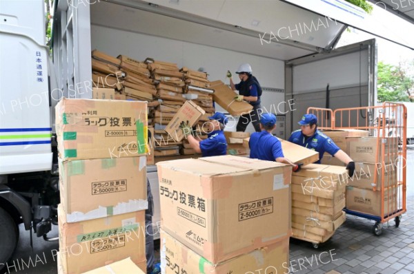 運搬業者が各投票所の備品の搬出作業を行った（１８日午前７時半ごろ、帯広市役所）