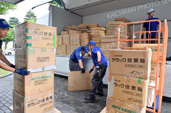 運搬業者が各投票所の備品の搬出作業を行った（１８日午前７時半ごろ、帯広市役所）
