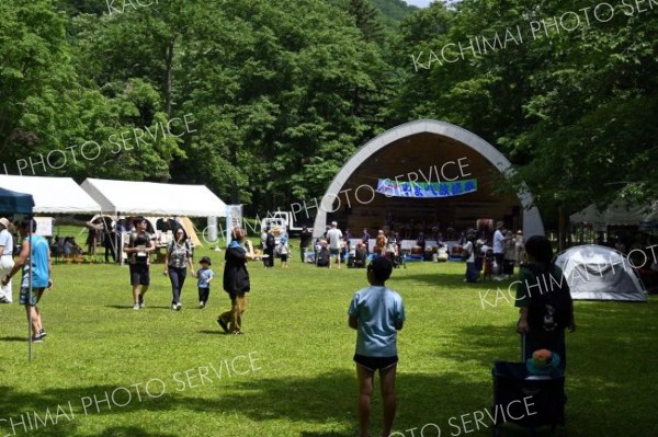 やまべ放流祭会場の様子（午前１０時４０分ごろ）