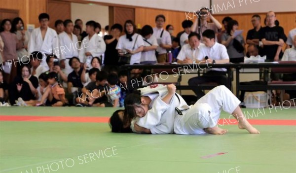 【女子団体戦リーグ戦・西山道場―帯広少年団】西山道場が横四方固めで優勝を決めた