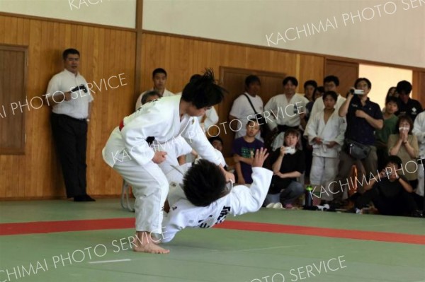 【男子個人戦６６キロ級・決勝】担ぎ技で一本を奪って優勝した清水中