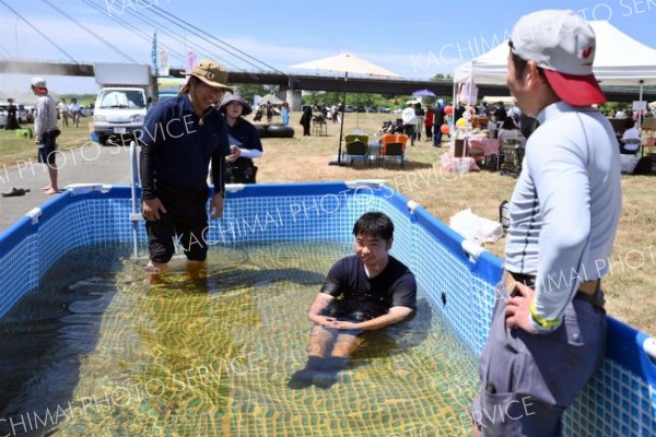 ゴール後、露天風呂で冷えた体を温める参加者
