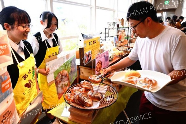 帯農高生が育てた黒豚　満寿屋のパンに　アニマルウェルフェアに着目