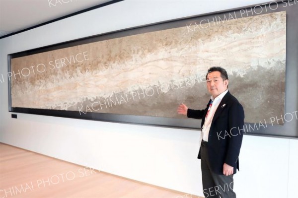 手掛けた和紙のアート作品を紹介する石田さん