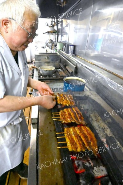 職人の手で手際よく焼き上げられるウナギ（１９日午前１１児１５分ごろ、帯広市内のえび天。金野和彦撮影）