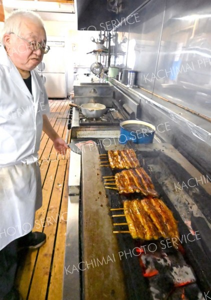 ウナギを手際よく炭火で焼き上げる料理人（１９日午前１１児１５分ごろ、帯広市西１２南１３のえび天で。金野和彦撮影）