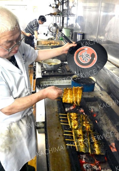 職人の手で手際よく焼き上げられるウナギ（１９日午前１１児１５分ごろ、帯広市内のえび天。金野和彦撮影）