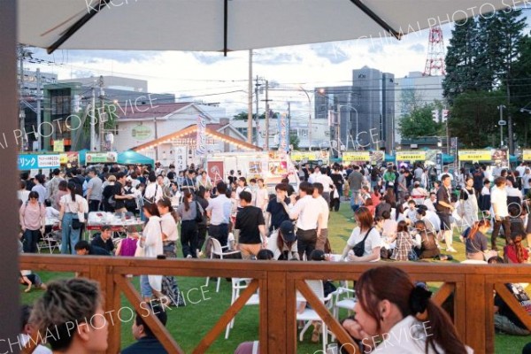 多数の人出でにぎわう会場