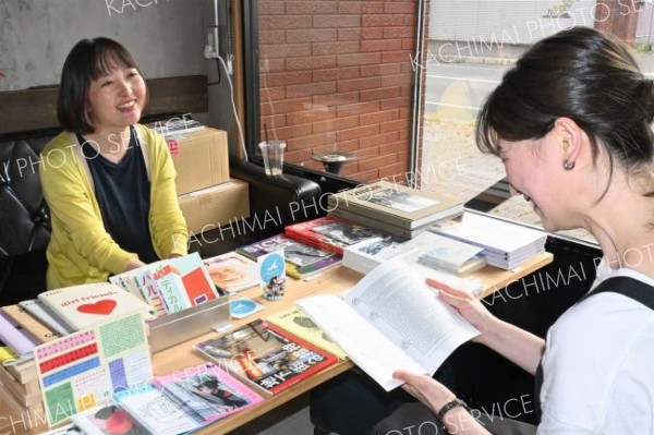 トリノメ商店で自身が選んだ国内外の雑誌を紹介する