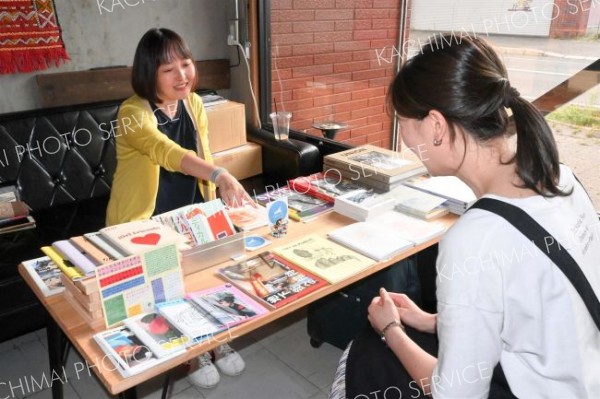 トリノメ商店で自身が選んだ国内外の雑誌を紹介する