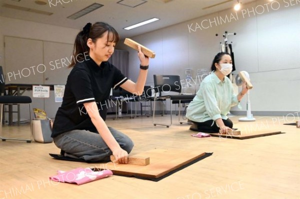 附け打ちを体験する参加者