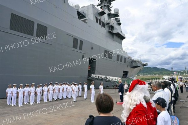 護衛艦「ひゅうが」の乗員を歓迎する広尾町民ら（須貝拓也撮影）