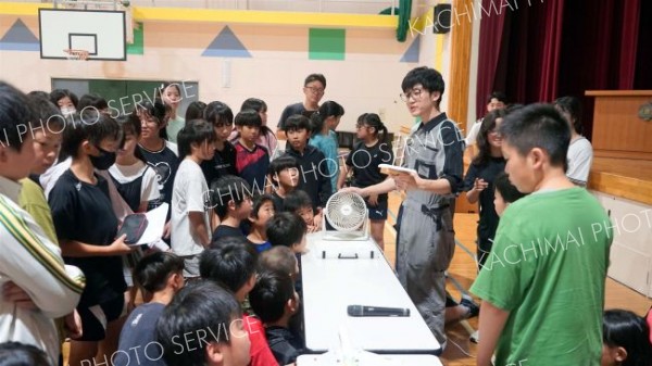 空の仕事に興味持って　エア・ドゥが鹿追小で出前授業