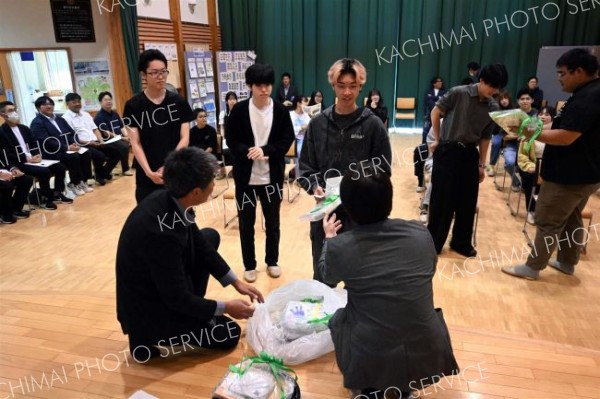 学年ごとに思い出の品を受け取る卒業生ら