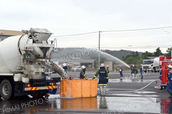 ミキサー車から給水と放出訓練　生コン協同組合と広域消防　大樹