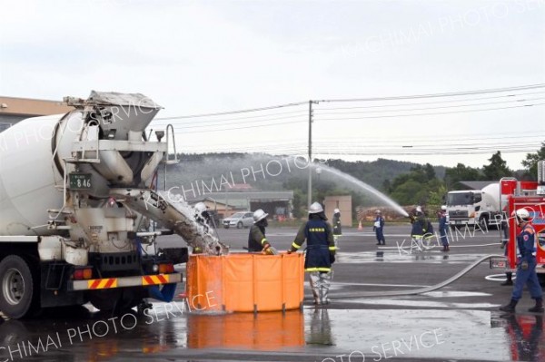ミキサー車から供給された水を用いた放水訓練