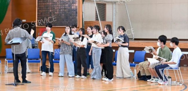 合唱のＮコン　Ｎ児の間谷さんが指揮　８月の地区大会を控えて練習熱