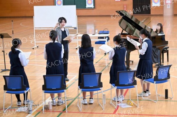 声部別で歌声を磨いている一中生たち。