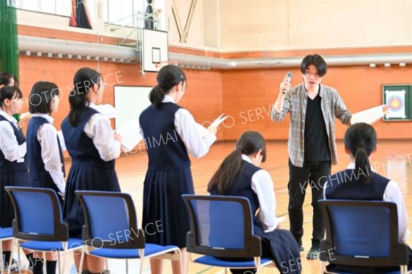 帯広一中の生徒に惜しみなく教えている