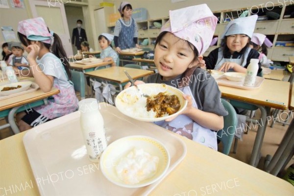 広尾のツブ、児童も大満足　漁協が無償提供し給食に