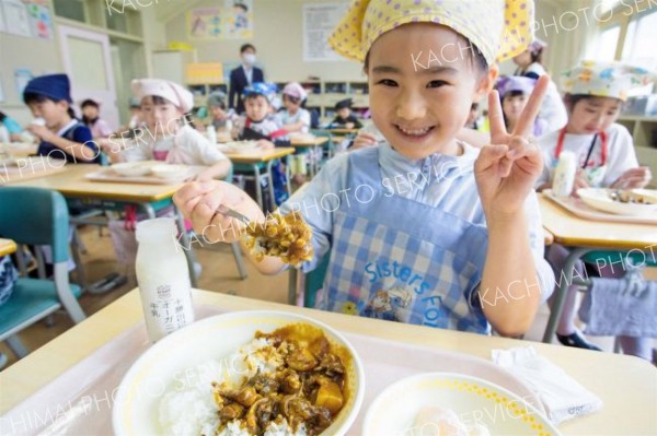 「広尾産エゾバイつぶカレー」と「十勝オーガニック牛乳」を味わう子どもたち