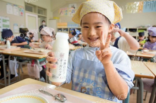 「広尾産エゾバイつぶカレー」と「十勝オーガニック牛乳」を味わう子どもたち