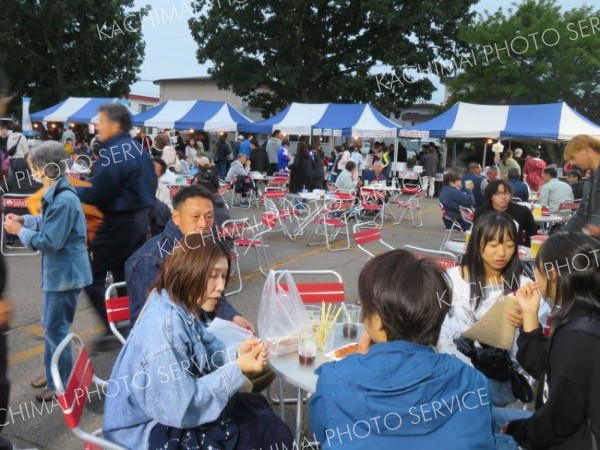 商工会青年部主催のビアガーデンでにぎわう会場
