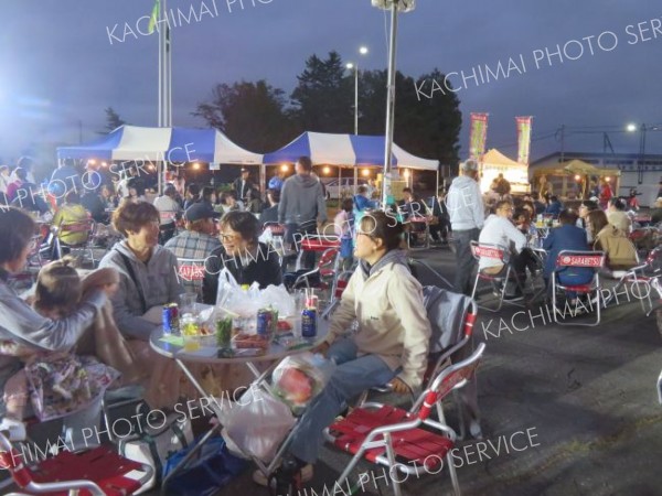 商工会青年部主催のビアガーデンでにぎわう会場