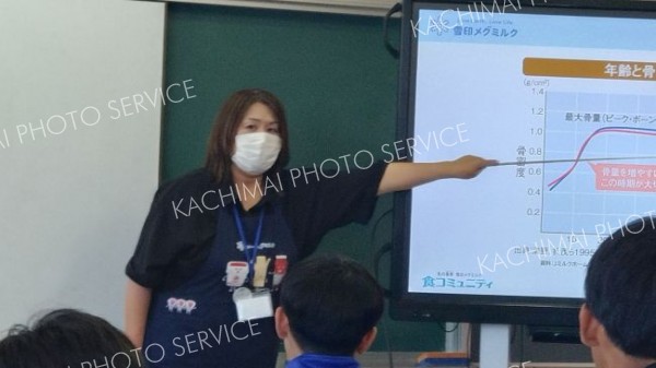 骨の仕組むやカルシウムの大切さなどを解説する