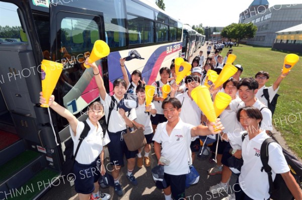 つかめ２年連続甲子園　白樺学園、生徒応援団が決勝へ出発