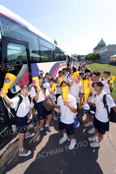 甲子園を掛けた決勝戦の応援に向けて出発する白樺学園高校の生徒たち（２２日午前８時５０分ごろ、助川かおる通信員撮影）
