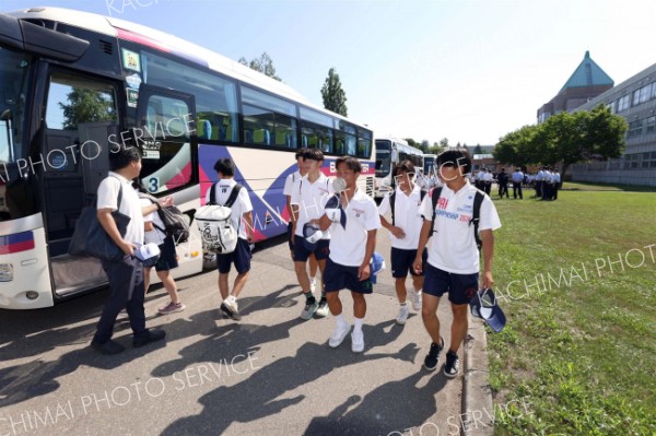 球場に向かうバスに乗り込む生徒ら（２２日午前８時５０分ごろ、助川かおる通信員撮影）