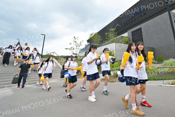 エスコンフィールド北海道に到着し決勝戦の応援で球場入りする白樺学園高校の生徒たち（２２日午前１１時５０分ごろ、塩原真撮影）