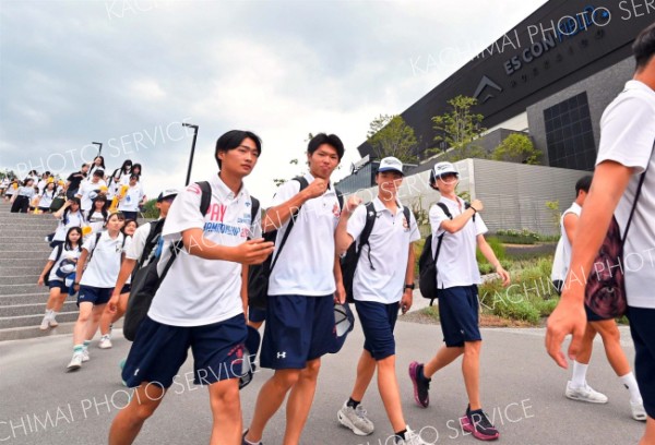 エスコンフィールド北海道に到着し決勝戦の応援で球場入りする白樺学園高校の生徒たち（２２日午前１１時５０分ごろ、塩原真撮影）