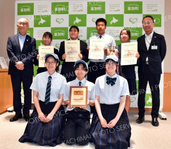 全国大会に向け町長を表敬訪問、幕別清陵高の陸上部と光画部