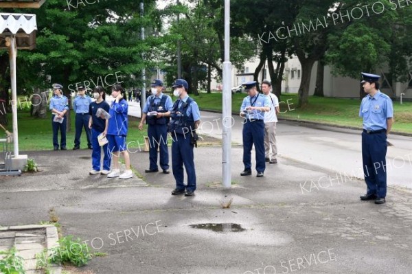 帯広署員、帯農高生徒がツーロックやヘルメット着用を呼び掛けた