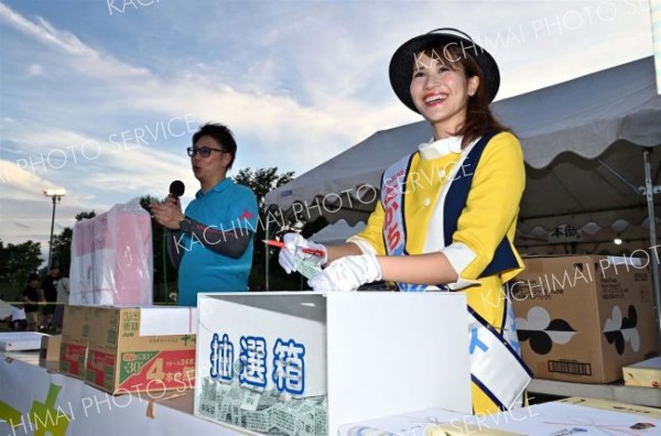 ＪＴＢ旅行券など豪華賞品が当たる大抽選会ではとかち青空レディの高橋望さんが当たりくじを選んだ