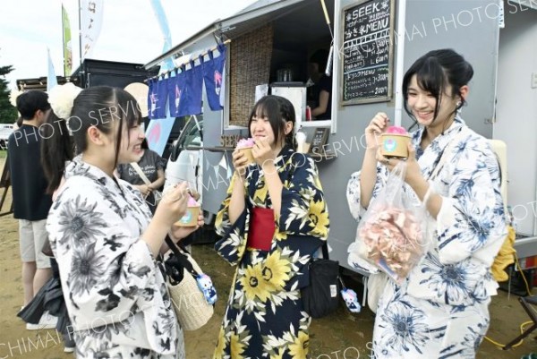 夏祭りは浴衣姿で―。かき氷で涼を取り笑顔がこぼれる