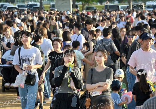 真夏の熱気が会場を包み携帯扇風機を手にする来場者が多く見られた